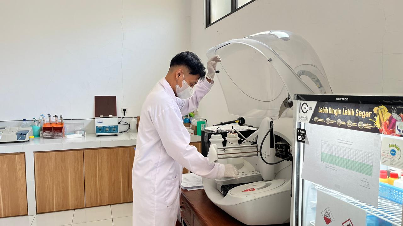 Petugas mengoperasikan alat pemeriksaan di laboratorium RSU Mamami