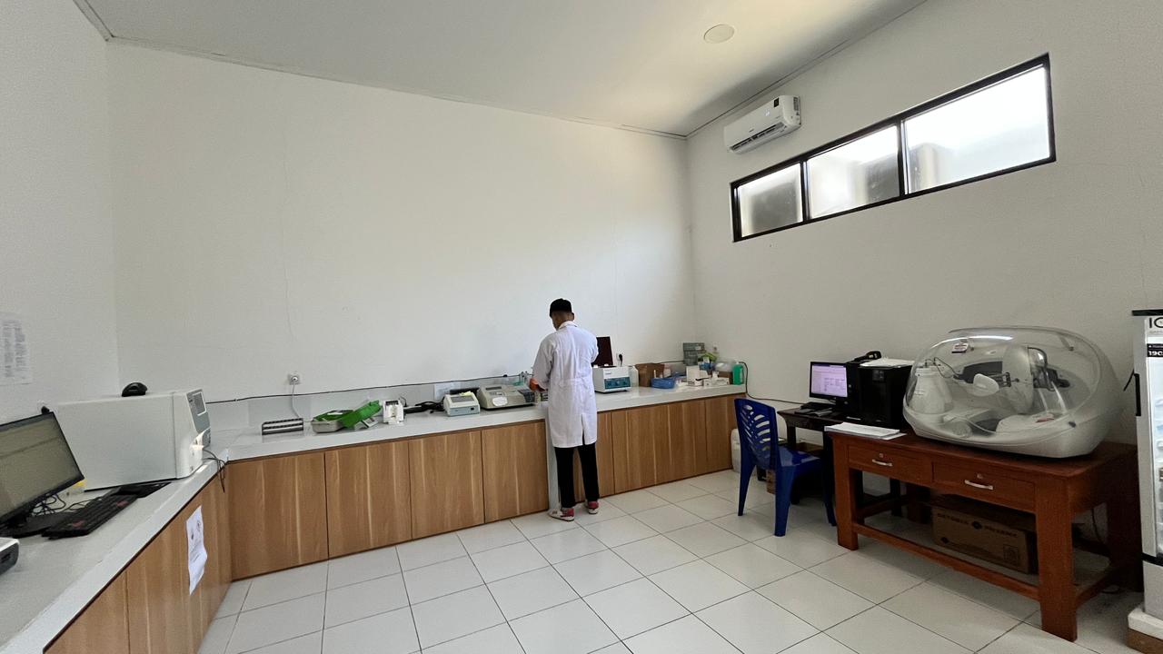 Tampilan ruang dan meja peralatan laboratorium RSU Mamami
